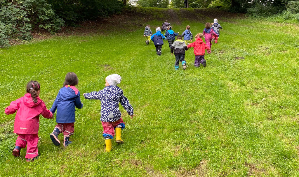 Kinder beim spielen